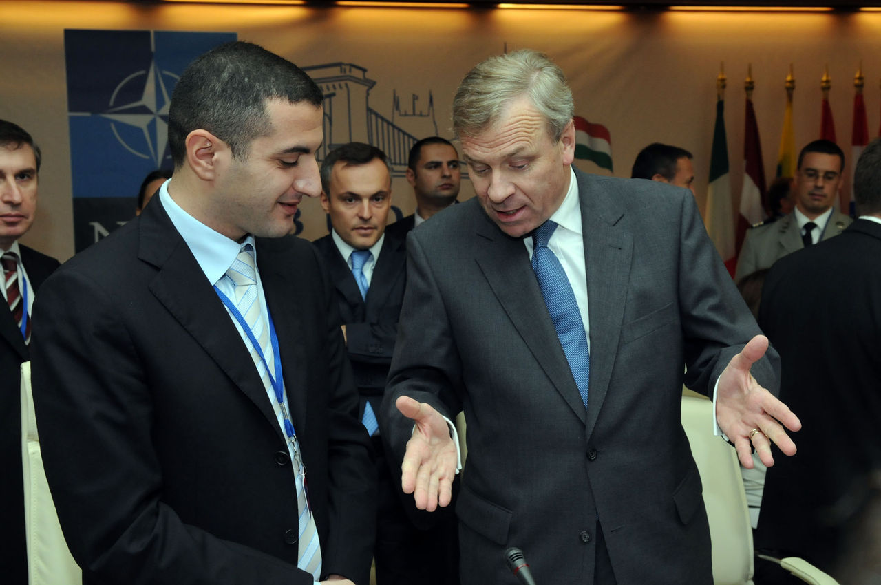 From left to right: David Kezerashvili, Minister of Defence of Georgia and NATO Secretary General Jaap de Hoop Scheffer