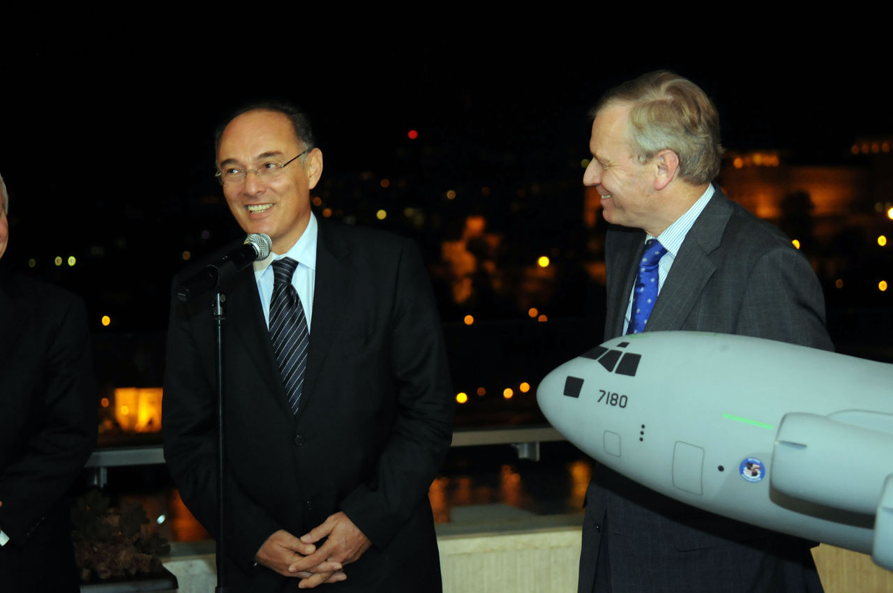 From left to right: Imre Szekeres, Minister of Defence of Hungary and NATO Secretary General Jaap de Hoop Scheffer