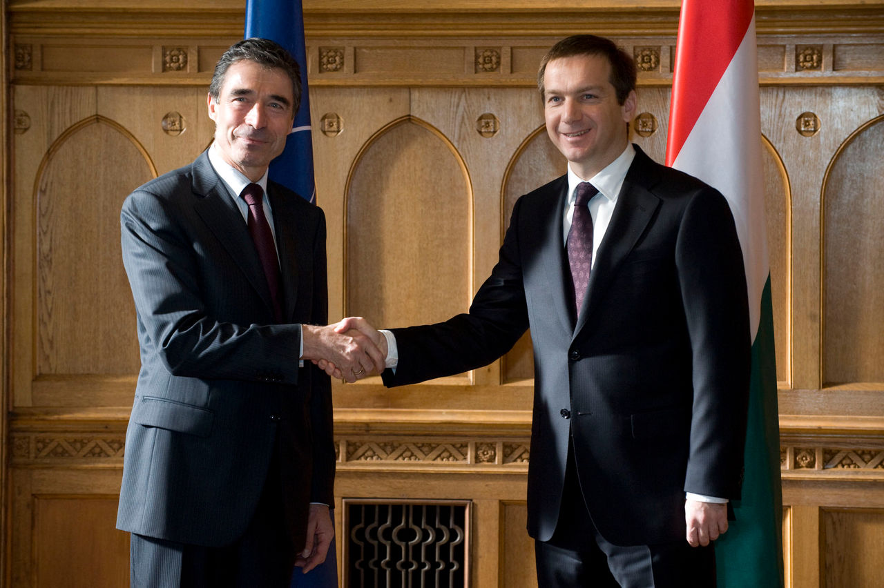 NATO Secretary General Anders Fogh Rasmussen is welcomed by the Prime Minister of Hungary, Gordon Bajnai