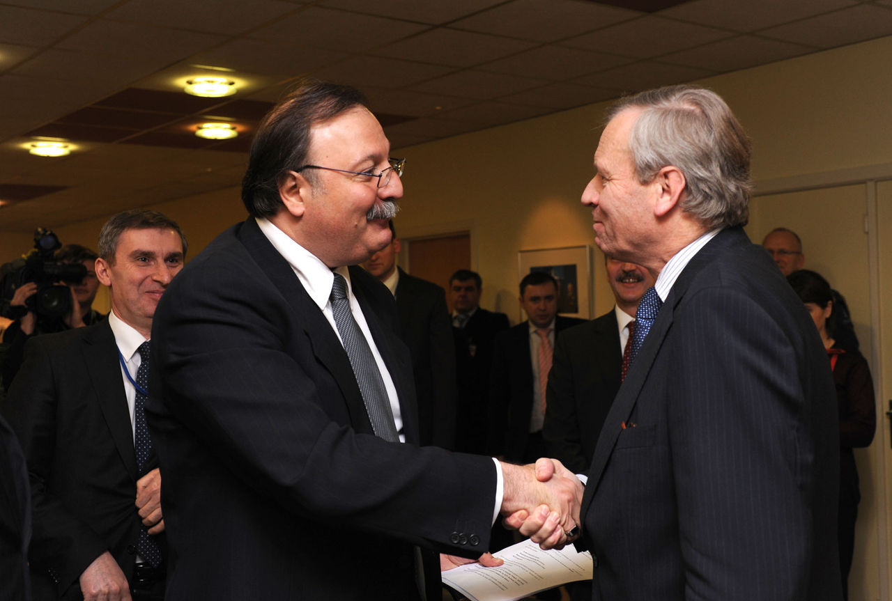 Left to right: Grigol Vashadze, Georgian Minister of Foreign Affairs shaking hands with NATO Secretary General, Jaap de Hoop Scheffer
