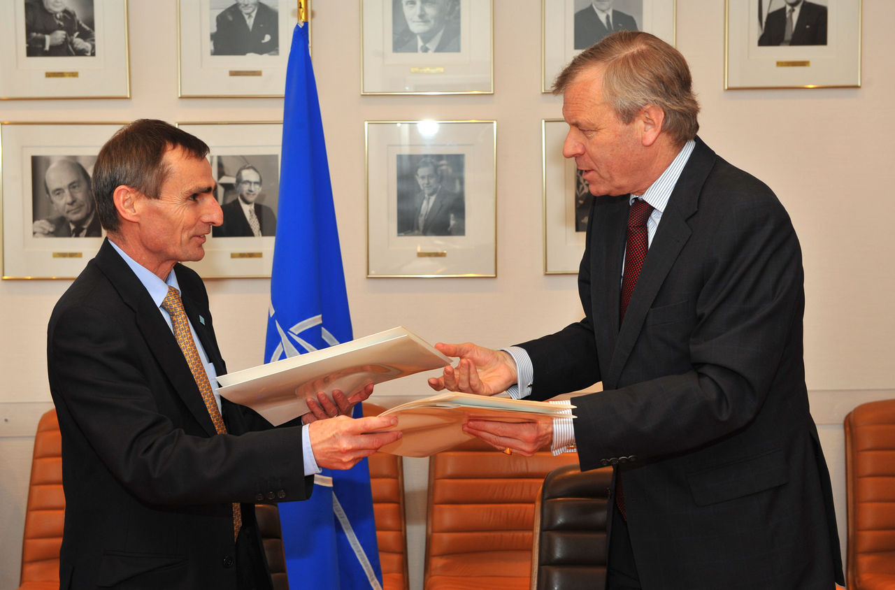 Left to right: Patrick Bellouard (Director of OCCAR) and NATO Secretary General, Jaap de Hoop Scheffer exchanging documents following the signature of the agreement.