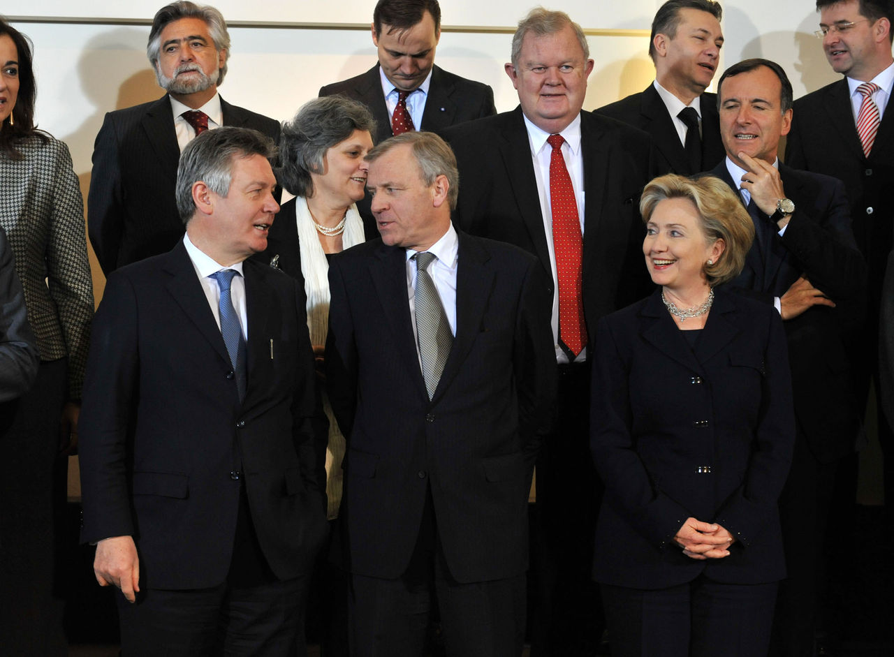 Front left to right: Karel DE GUCHT (Minister of Foreign Affairs, Belgium), NATO Secretary General, Jaap DE HOOP SCHEFFER and Hillary CLINTON (US Secretary of State)