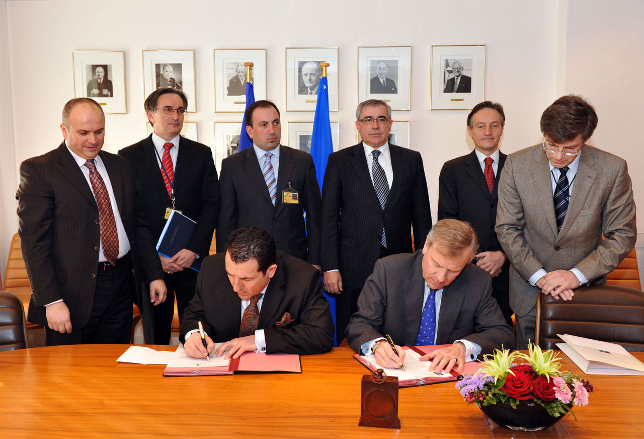 Signing of the final participation and financial agreement for ISAF
Seated left to right: Selma Cikotić (Minister of Defence, Bosnia and Herzegovina) and NATO Secretary General, Jaap de Hoop Scheffer
