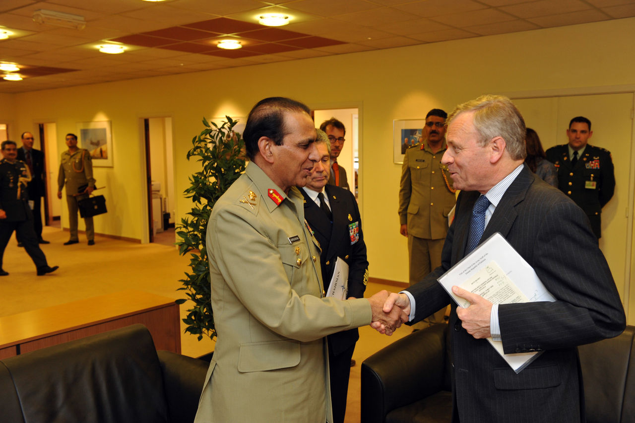 NATO Secretary General Jaap de Hoop Scheffer welcomes the Pakistani Chief of Army Staff, General Ashfaq Kayani