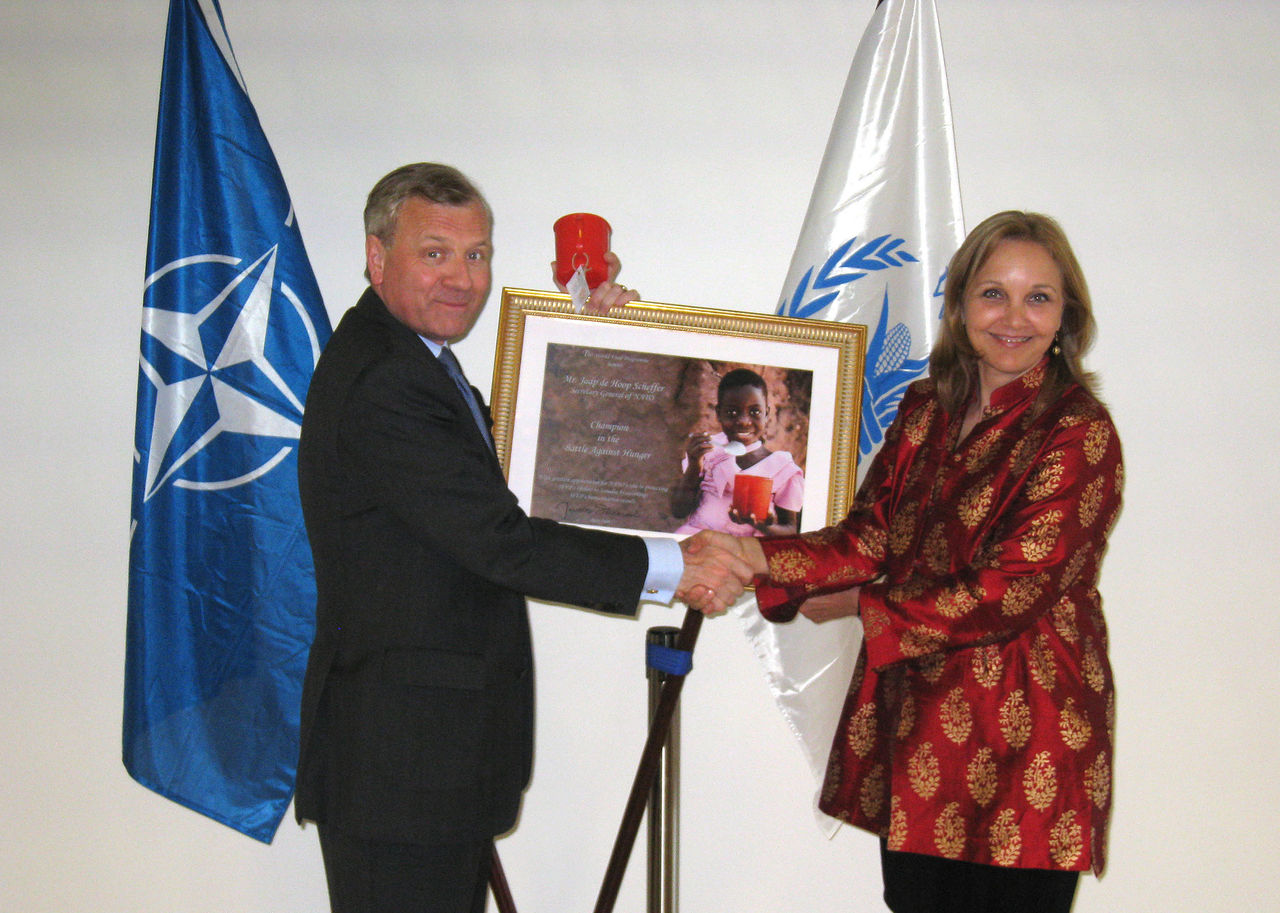 NATO Secretary General Jaap de Hoop Scheffer meets with the Executive Director of the United Nations World Food Programme Josette Sheeran.