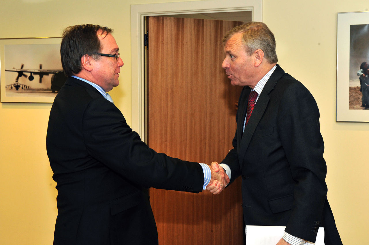 Left to right: Murray McCully (Minister of Foreign Affairs of New Zealand) shaking hands with NATO Secretary General, Jaap de Hoop Scheffer