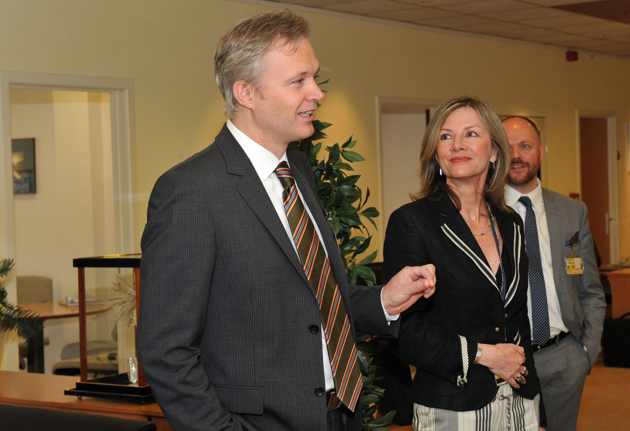 Left : Minister of Defence of Sweden, Sten Tolgfors