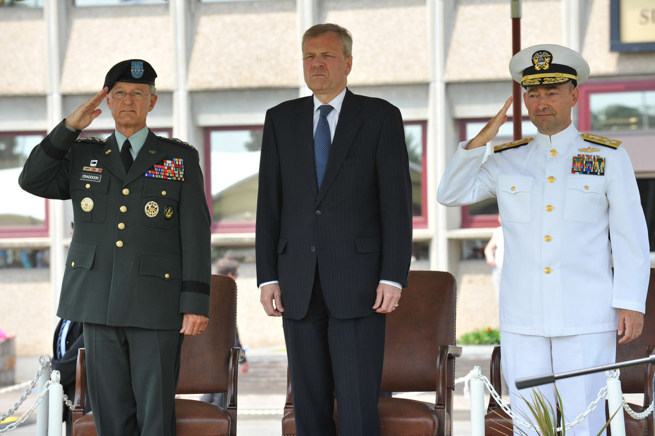 From left to right: Outgoing Supreme Allied Commander Europe General John Craddock, NATO Secretary General Jaap de Hoop Scheffer and the newly appointed Supreme Allied Commander Europe Admiral James Stavridis.