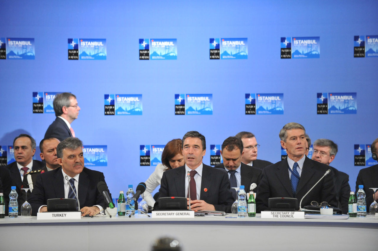Opening remarks by NATO Secretary General Anders Fogh Rasmussen.
The President of Turkey, Abdullah Gul (left) and the Secretary of the NATO Council, Ted Whiteside (right).