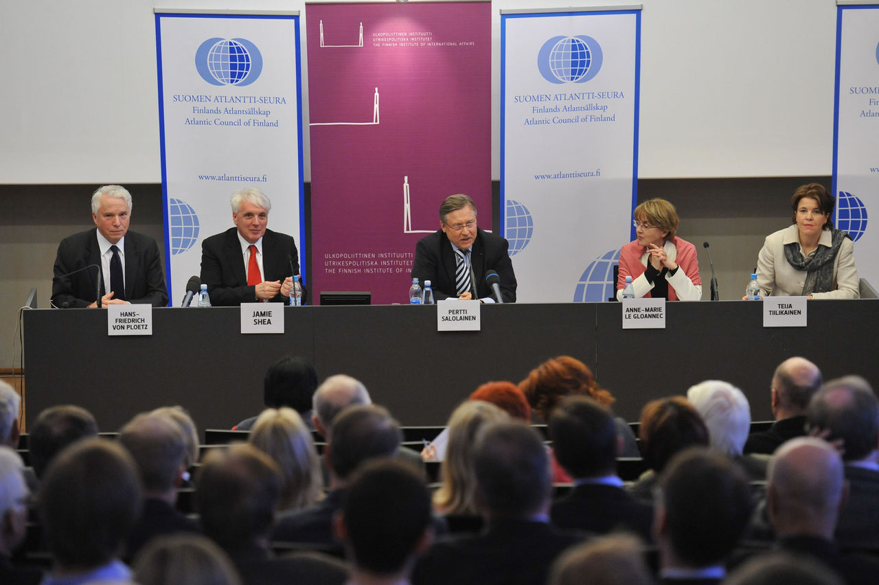 From left to right: Hans-Friedrich von Ploetz, member of the Group of Experts; Jamie Shea, Director of Policy Planning in the Private Office of the NATO Secretary General; Pertti Salolainen, Member of Parliament of Finland; Anne-Marie Le Gloannec, Research Director, Scienses Po, Paris and Teija Tiilikainen, Director at the Finnisch Institute of International Affairs.
