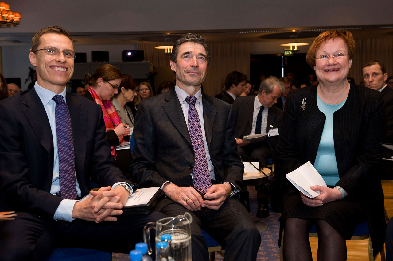 From left to right:  the Minister of Foreign Affairs of Finland, Alexander Stubb; NATO Secretary General Anders Fogh Rasmussen and the President of the Republic of Finland, Tarja Halonen.