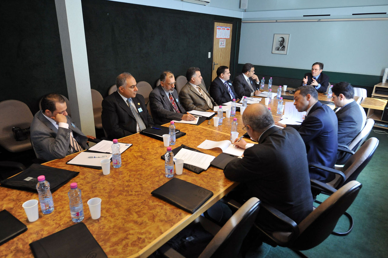 Overview of the meeting room.