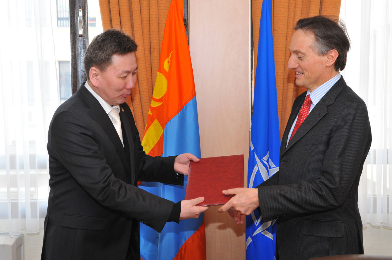 The Minister of Defence of Mongolia, Luvsanvandan Bold and NATO Deputy Secretary General Claudio Bisogniero.