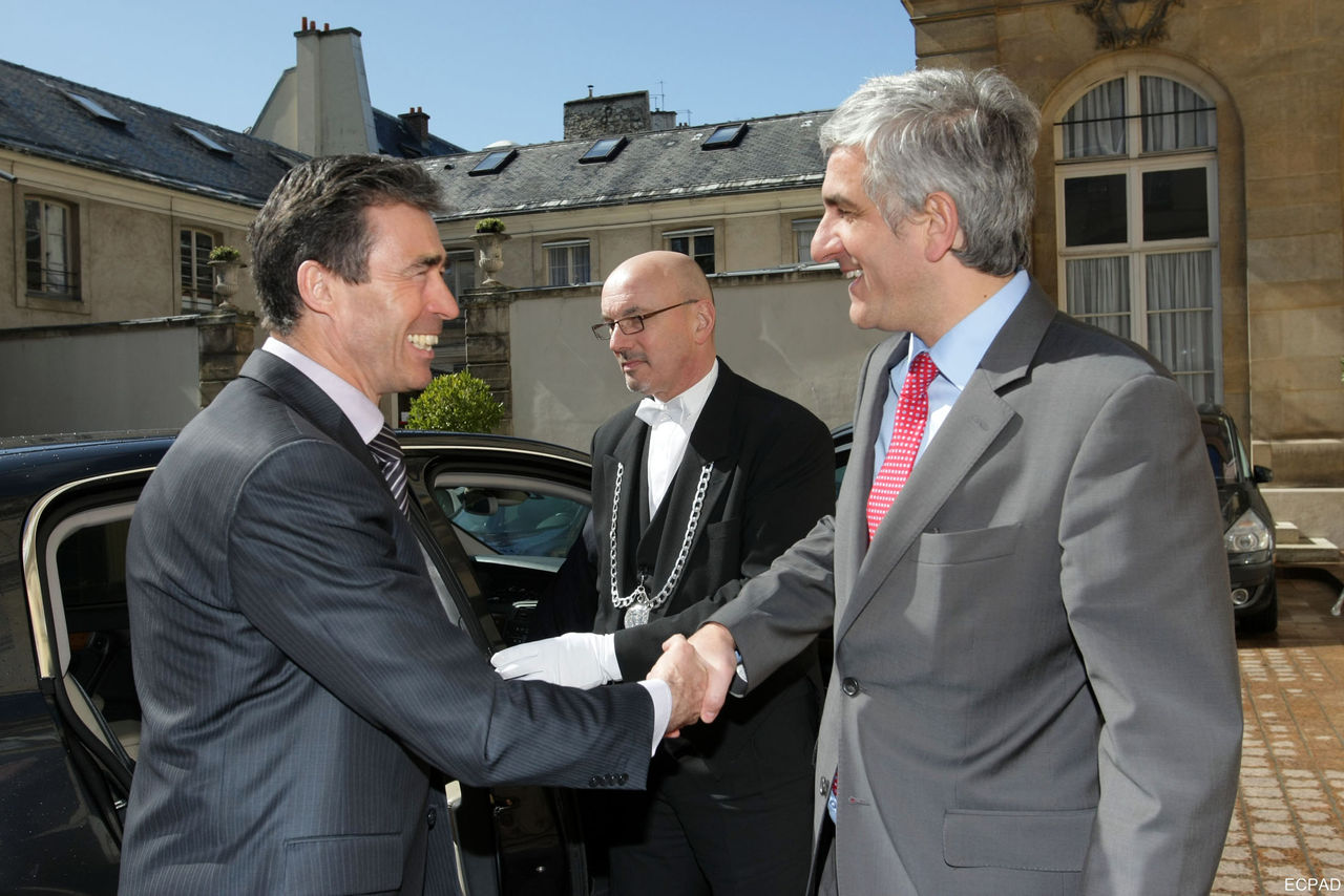 (From left to right) NATO Secretary General Anders Fogh Rasmussen and Defence Minister of France, Hervé Morin