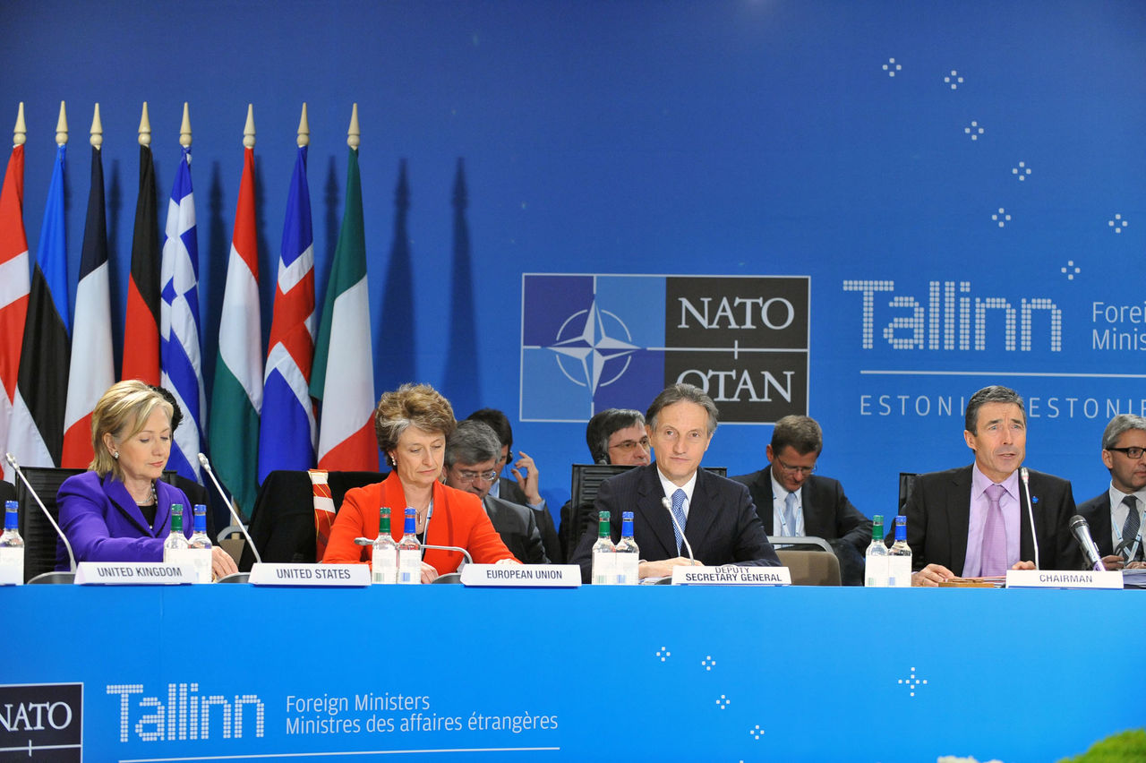 From left to right: US Secretary of State, Hillary Rodham Clinton, Claude-France Arnould, Deputy Director, EU Crisis Management and Planning Directorate, Ambassador Claudio Bisogniero, NATO Deputy Secretary General and NATO Secretary General Anders Fogh Rasmussen 
