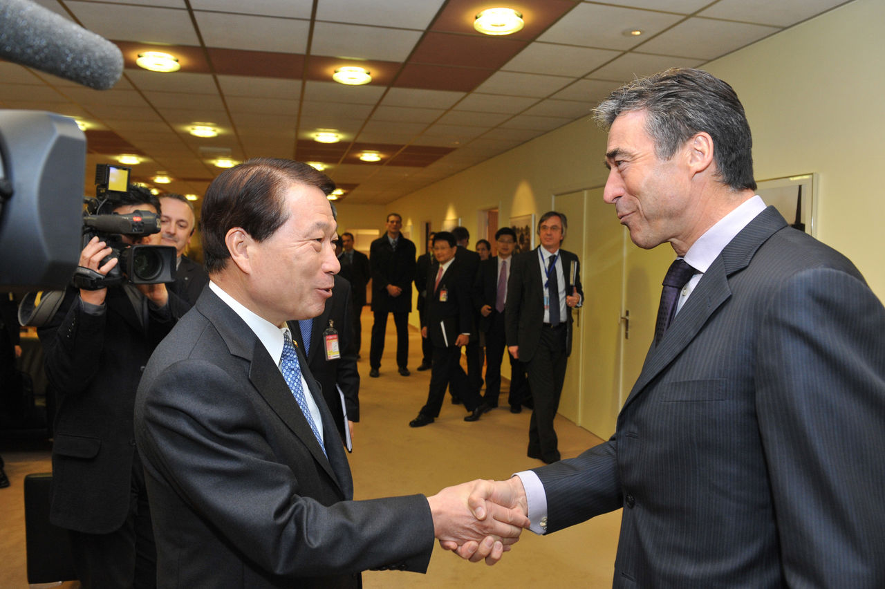 From left to right: Yu Myung-hwan, Minister of Foreign Affairs and Trade of the Republic of Korea shaking hands with NATO Secretary General Anders Fogh Rasmussen.