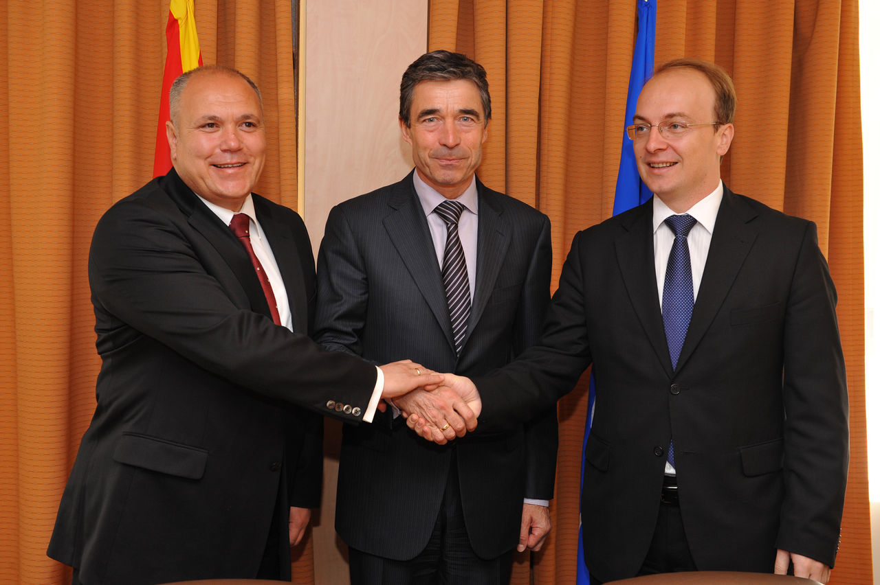 From left to right: the Minister of Defence, Zoran Konjanovski; NATO Secretary General Anders Fogh Rasmussen and the Minister of Foreign Affairs, Antonio Milososki. 