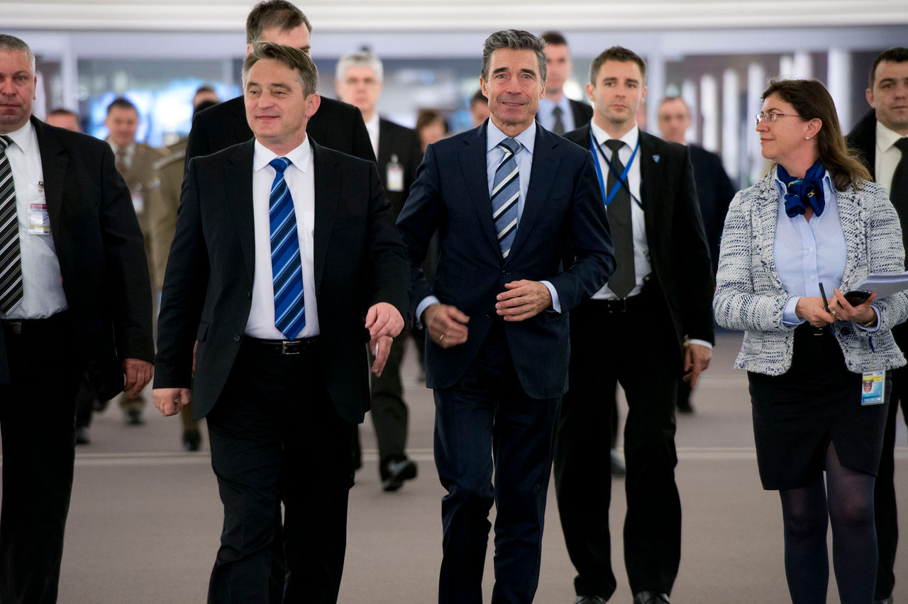 NATO Secretary General Anders Fogh Rasmussen and Zeljko Komsic, Member of the Presidency of Bosnia and Herzegovina on their way to the joint press point