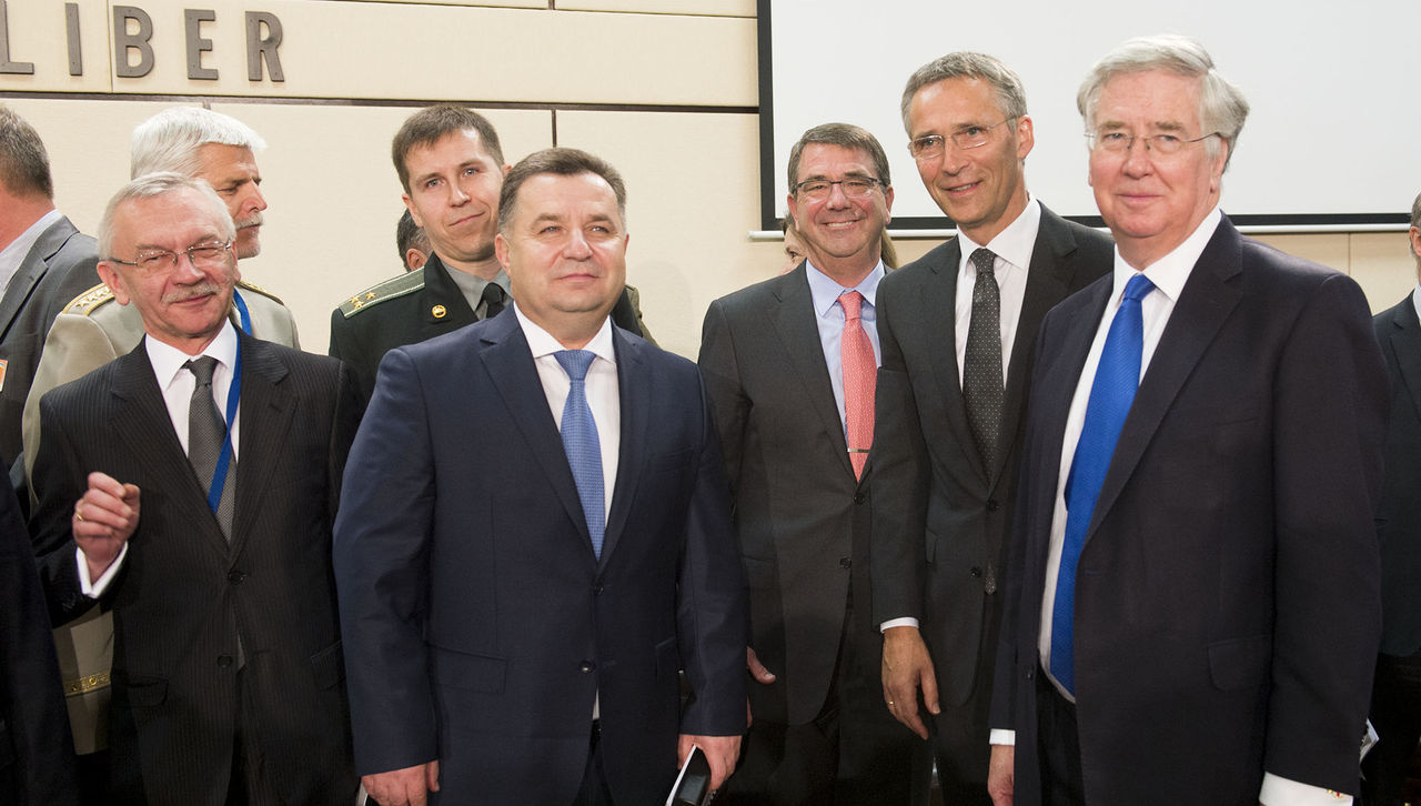Left to right: Ambassador Ihor Dolhov (Head of Mission to NATO, Ukraine); Col-General Stepan Poltorak (Minister of Defence, Ukraine); Ash Carter (US Secretary of Defense); NATO Secretary General Jens Stoltenberg; Michael Fallon (UK Minister of Defence)