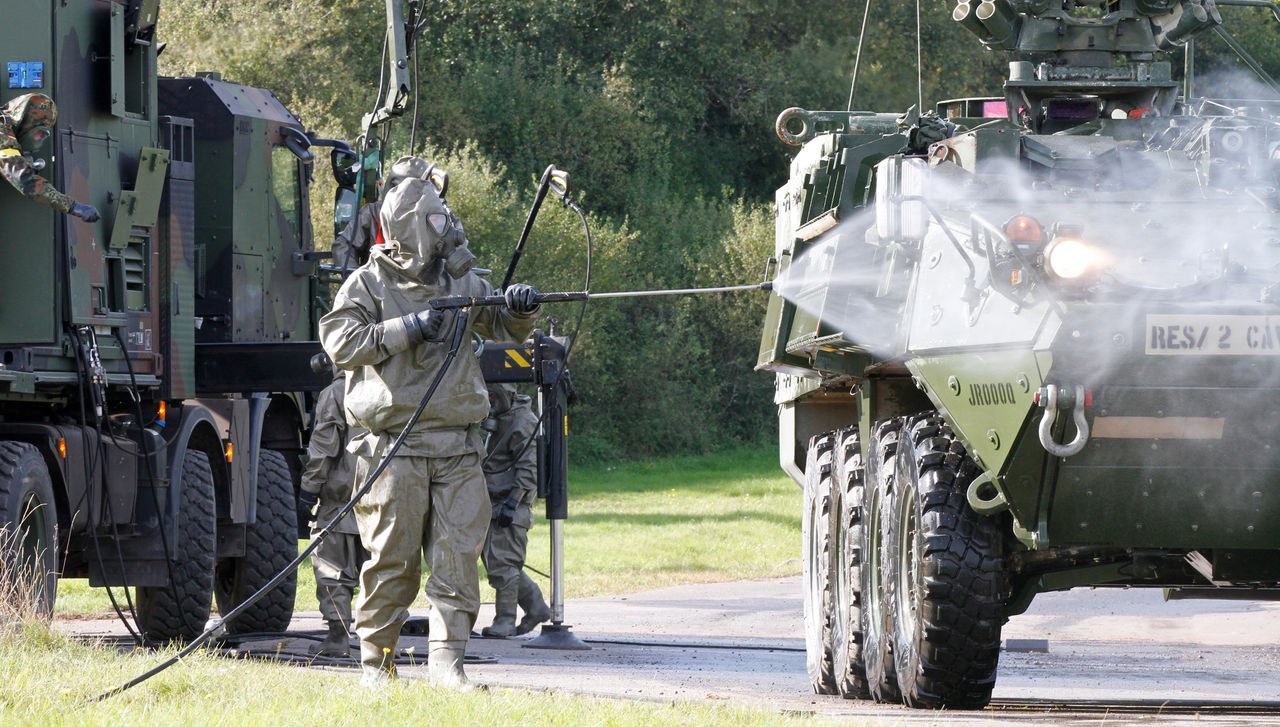 CBRN experts from Germany and the United States are practising decontamination procedures during the 2014 Golden Mask exercise using high mobile decontamination systems.