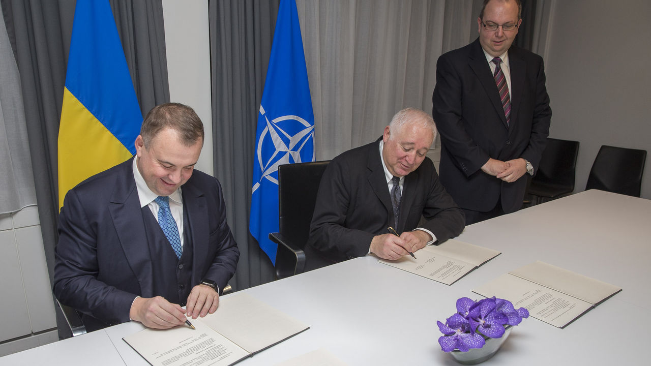Patrick Auroy, NATO Assistant Secretary General for Defence Investment and Oleg Gladkovsky, First Deputy Secretary of the National Security and Defence Council of Ukraine, signing the roadmap