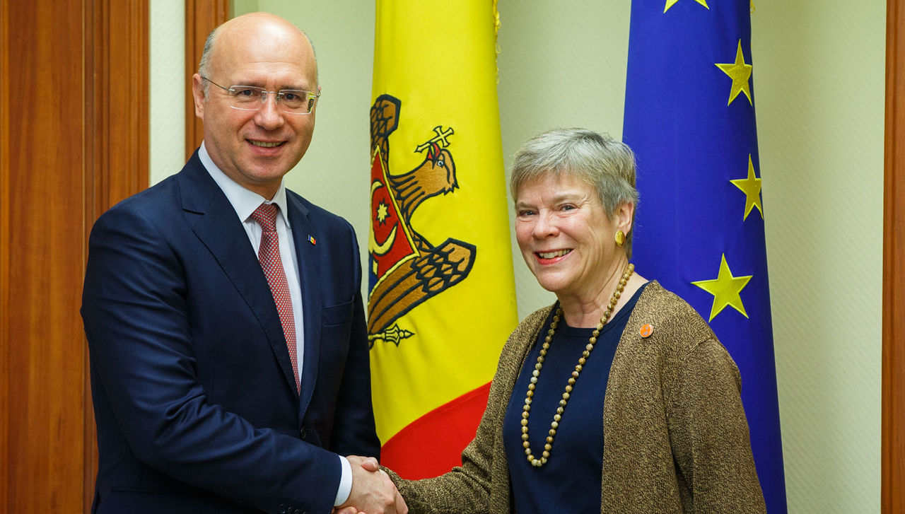 Left to right: Pavel Filip (Prime Minister of Moldova) welcomes NATO Deputy Secretary General Rose Gottemoeller