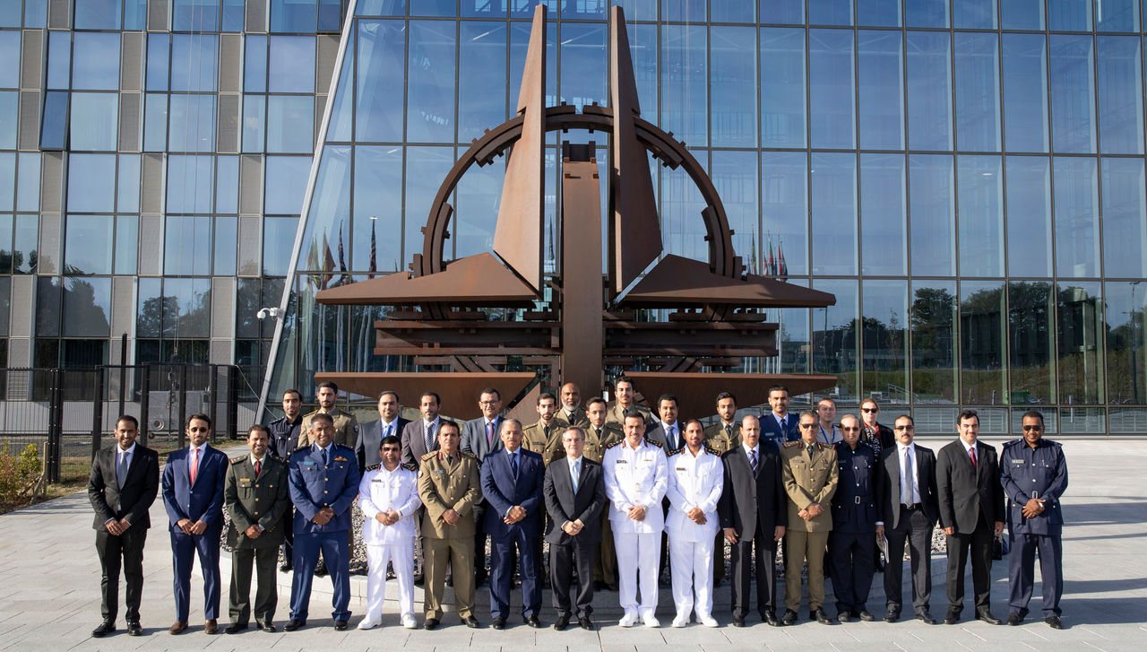 Visit of the inter-ministerial delegation from Qatar to NATO HQ - Group photo