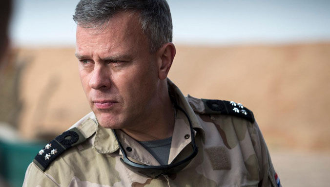 Kerstreis van Commandant der Strijdkrachten admiraal Bauer en PC-KMar genmaj Peperkoorn naar de Nederlandse eenheden in Jordanie (TFME) en Afghanistan (RS)..Foto: Portret van Admiraal Bauer.