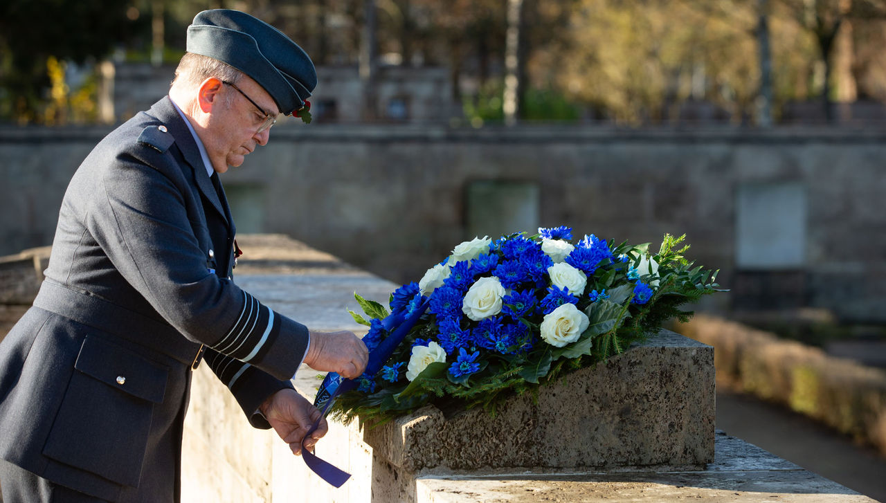 6.11.2020. - Rīga, Latvija. Vizītē Latvijā ierodas NATO Militārās komitejas priekšsēdētājs ģenerālis sers Stjuarts Pīčs (Stuart Peach). 
Ģenerālis sers S. Pīčs tiekas Nacionālo bruņoto spēku komandieri ģenerālleitnantu Leonīdu Kalniņu, lai pārrunātu starptautiskās un reģionālās drošības aktuālos jautājumus. NATO Militārās komitejas priekšsēdētājs piedalās svinīgajā ziedu nolikšanas ceremonijā Rīgas Brāļu kapos.
Foto: Gatis Dieziņš (Aizsardzības ministrija)