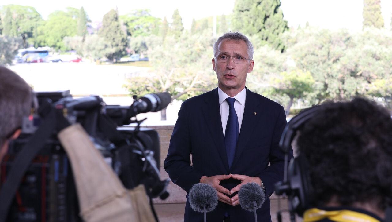 Doorstep statement by NATO Secretary General Jens Stoltenberg ahead of the Informal Meeting of European Union Defence Ministers in Lisbon