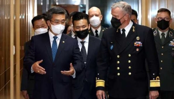 Admiral Bauer, Chair of the NATO Military Committee with Minister of Defence, Mr Suh Wook