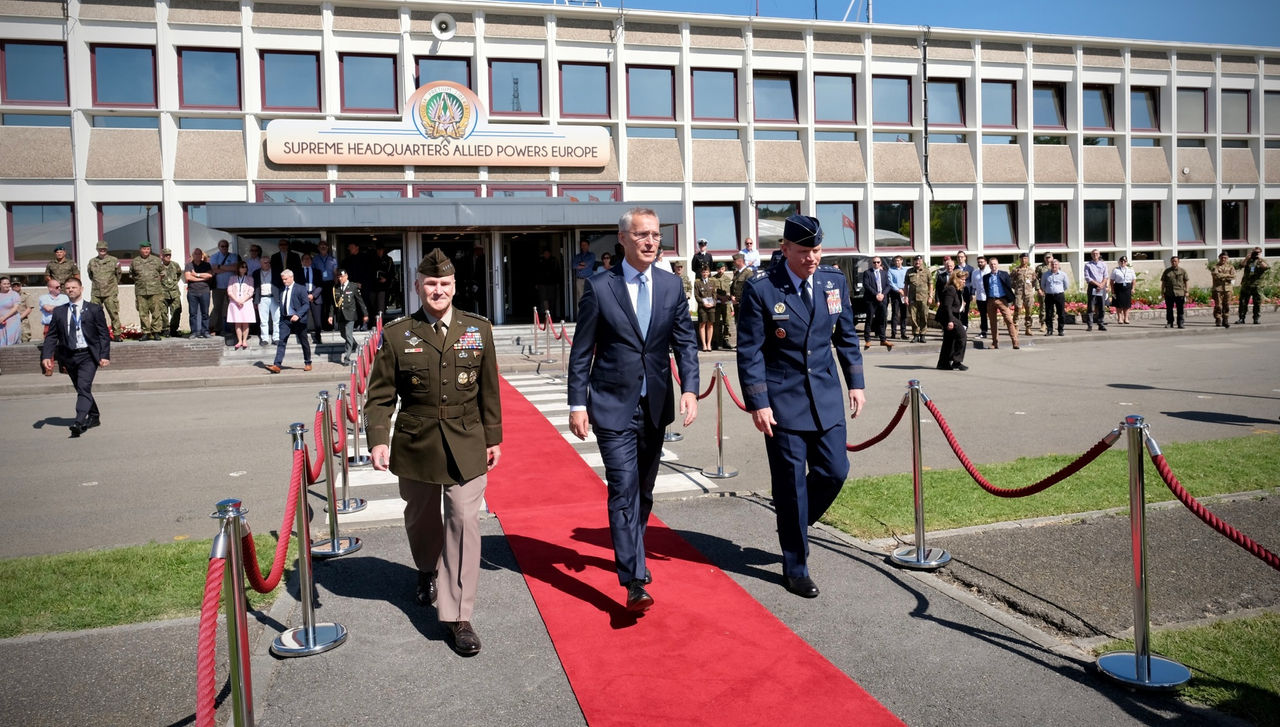 NATO Secretary General Jens Stoltenberg with outgoing SACEUR, General Tod D. Wolters and incoming SACEUR, General Christopher G. Cavoli
