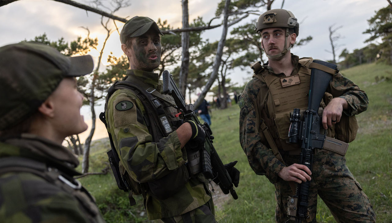 A US Marine rifleman chats with members of the Swedish Home Guard stationed on the island of Gotland on 7 June during Exercise BALTOPS 22. An annual naval exercise that takes place in the Baltic Sea, this year’s iteration was hosted by Sweden, which applied for NATO membership in May.