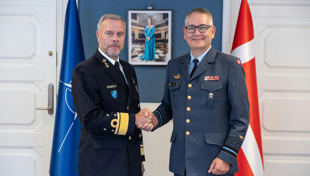 Chair of the NATO Military Committee, Admiral Bauer and Danish Chief of Defence, General Flemming Lentfer shake hands