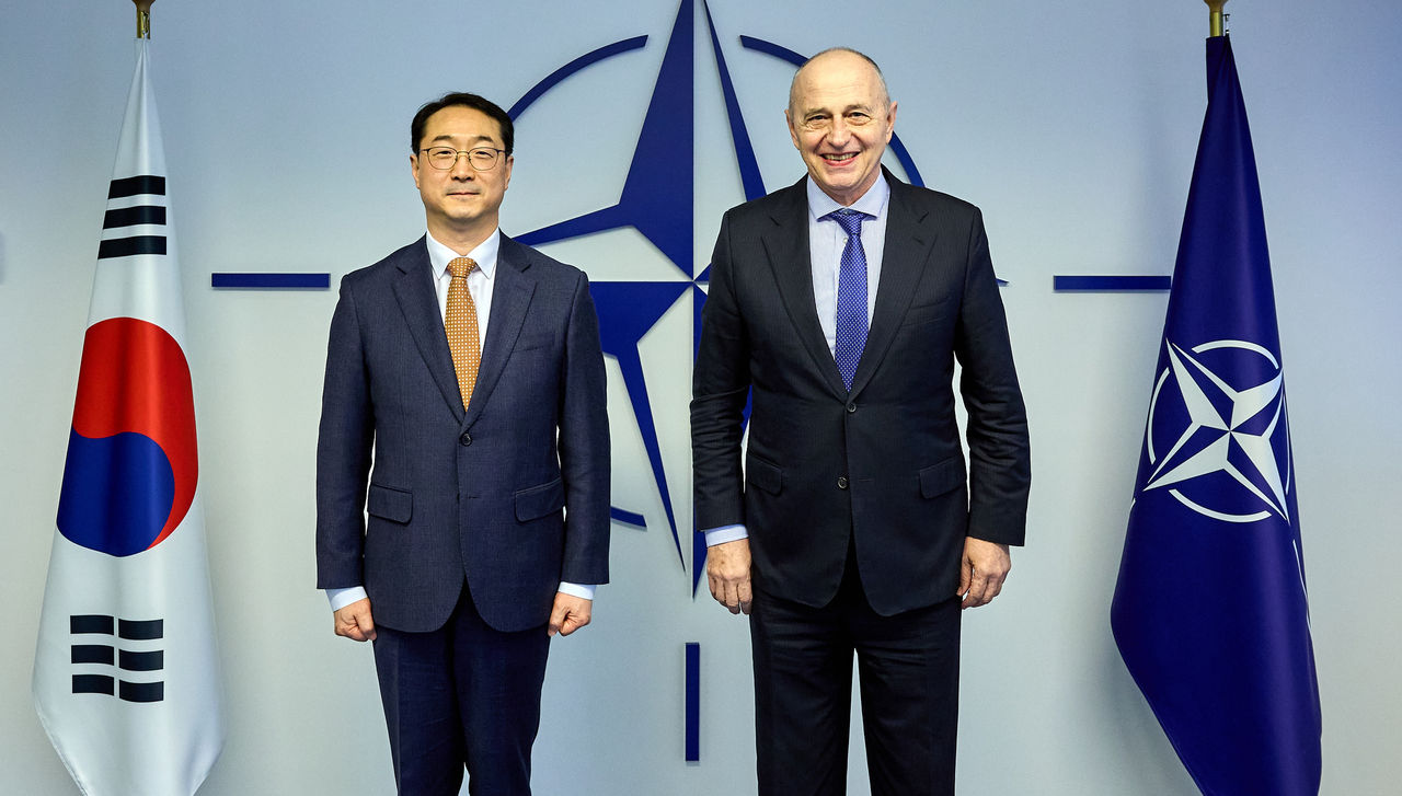 NATO Deputy Secretary General Mircea Geoană meets with Ambassador Kim Gunn, Special Representative for Korean Peninsula Peace and Security Affairs for the Republic of Korea