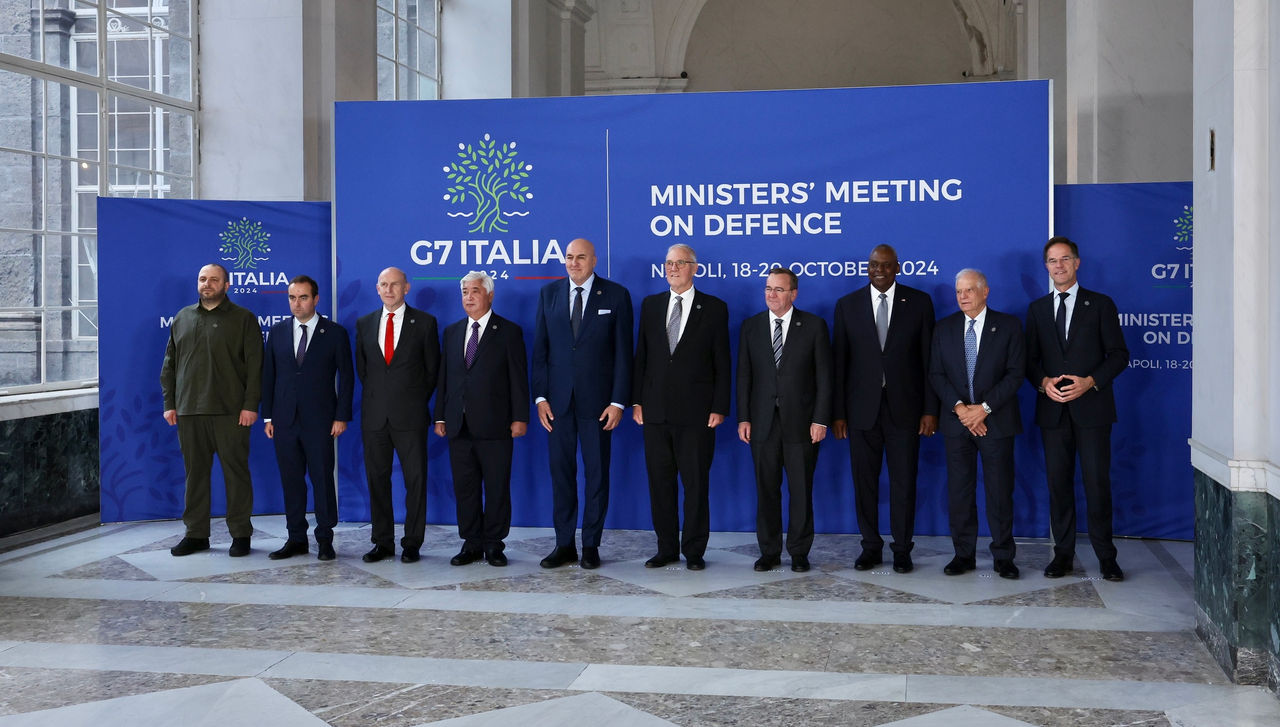 Family photo of the G7 Ministers of Defence