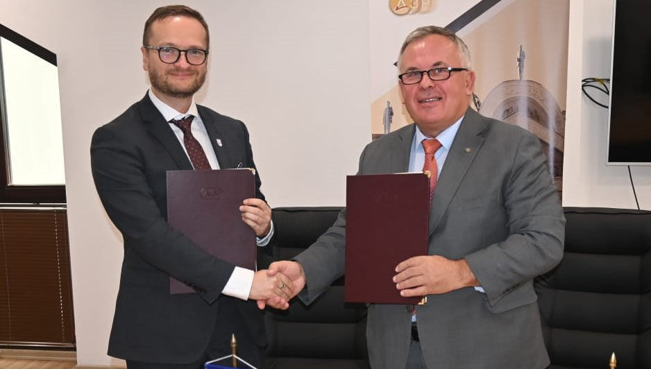 Mr Visinger, IBAN Chair, and Mr Acevski, Auditor General of the SAO of North Macedonia