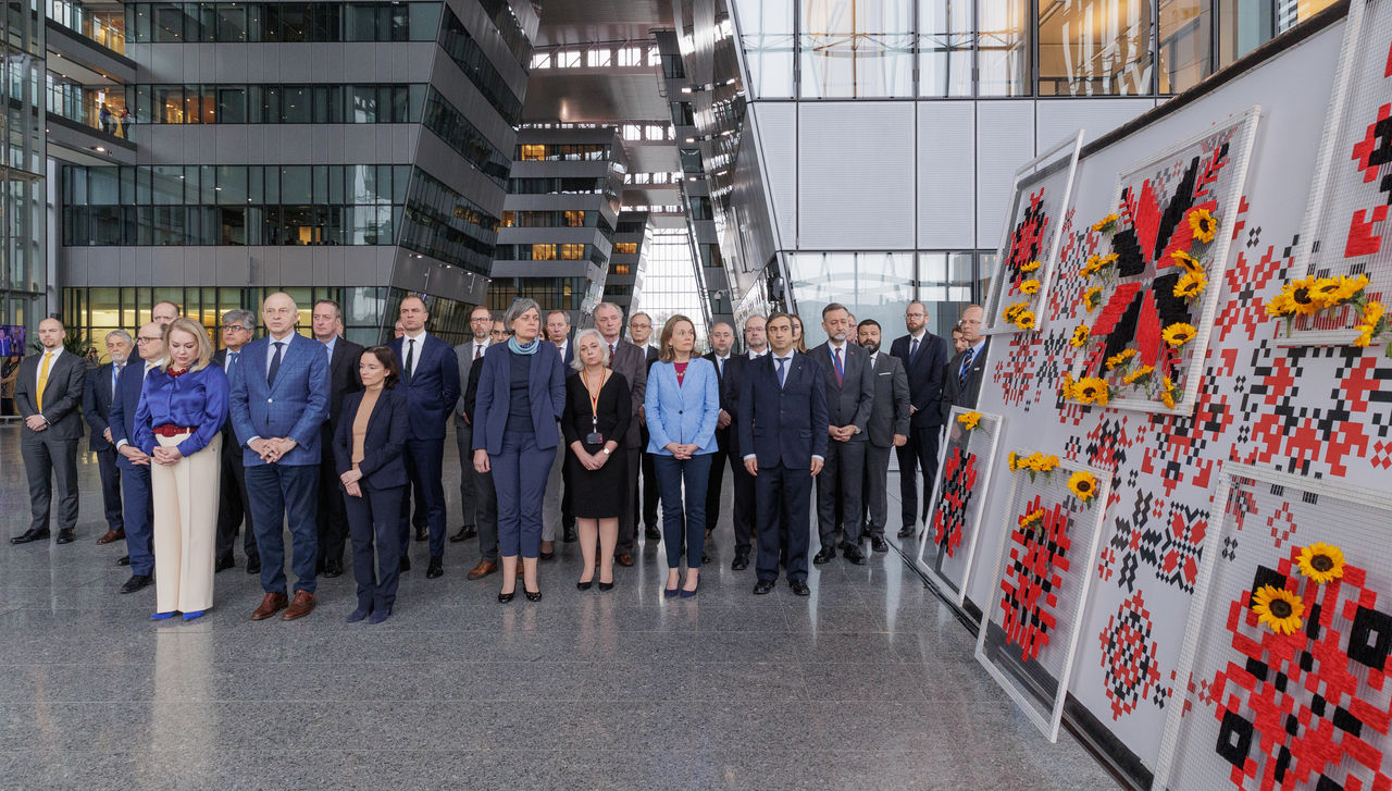Nataliia Galibarenko, Head of the Mission of Ukraine and NATO Deputy Secretary General Mircea Geoană with NATO Permanent Representatives at the flower wall