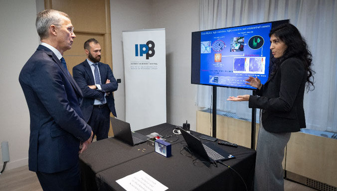 Dr Danica Pavlović presenting the NATO SPS project “Biological and bioinspired structures for multispectral surveillance” to NATO Secretary General Jens Stoltenberg in Belgrade, Serbia, in November 2023.