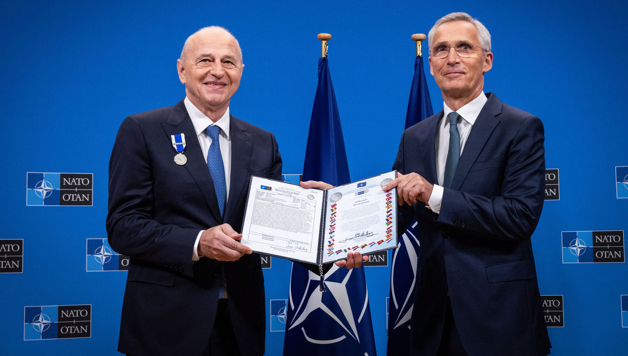 Deputy Secretary General Mircea Geoană receives NATO Meritorious Service Medal