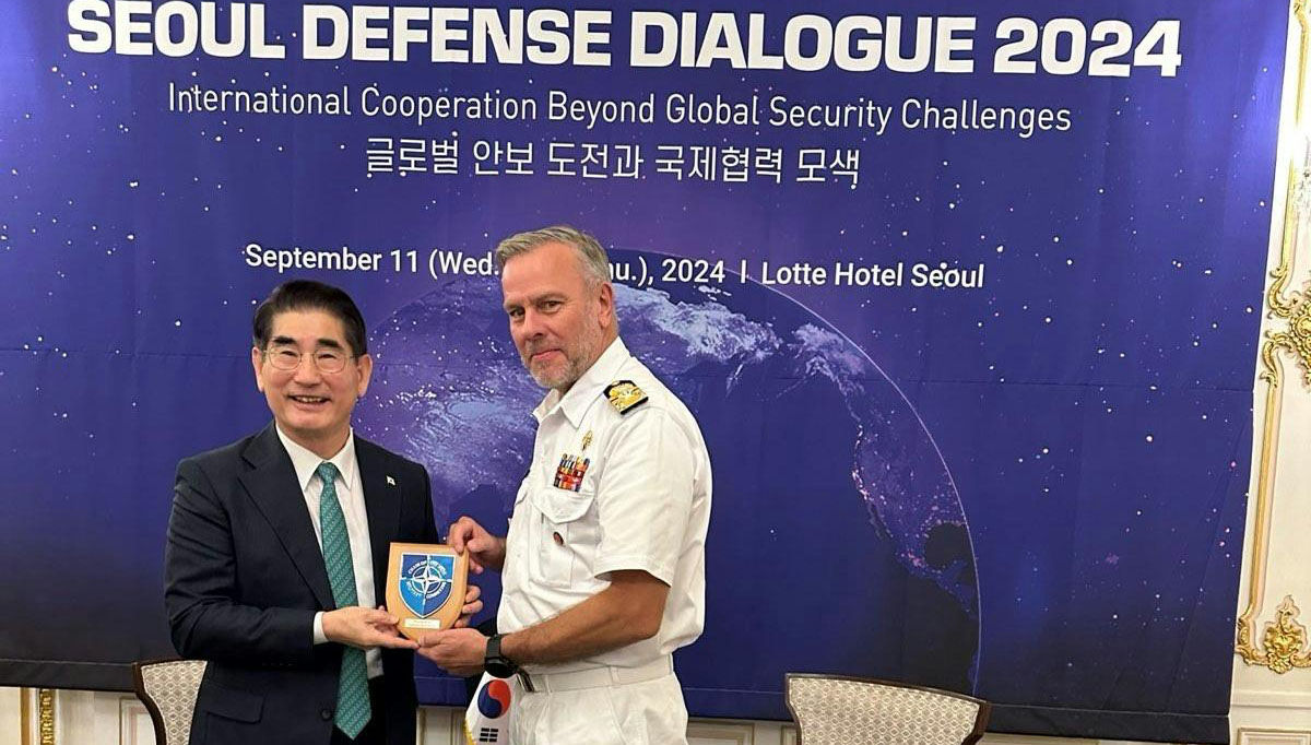 Chairman of the Military Committee, Admiral Rob Bauer with the Minister of Defence of the Republic of Korea