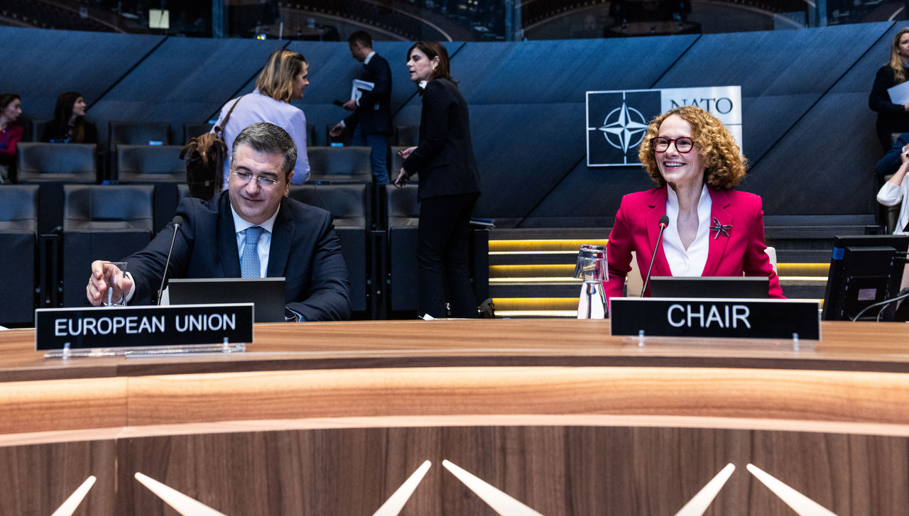 Deputy Secretary General Radmila Shekerinska with the EU Commissioner for Sustainable Transport and Tourism Apostolos Tzitzikostas