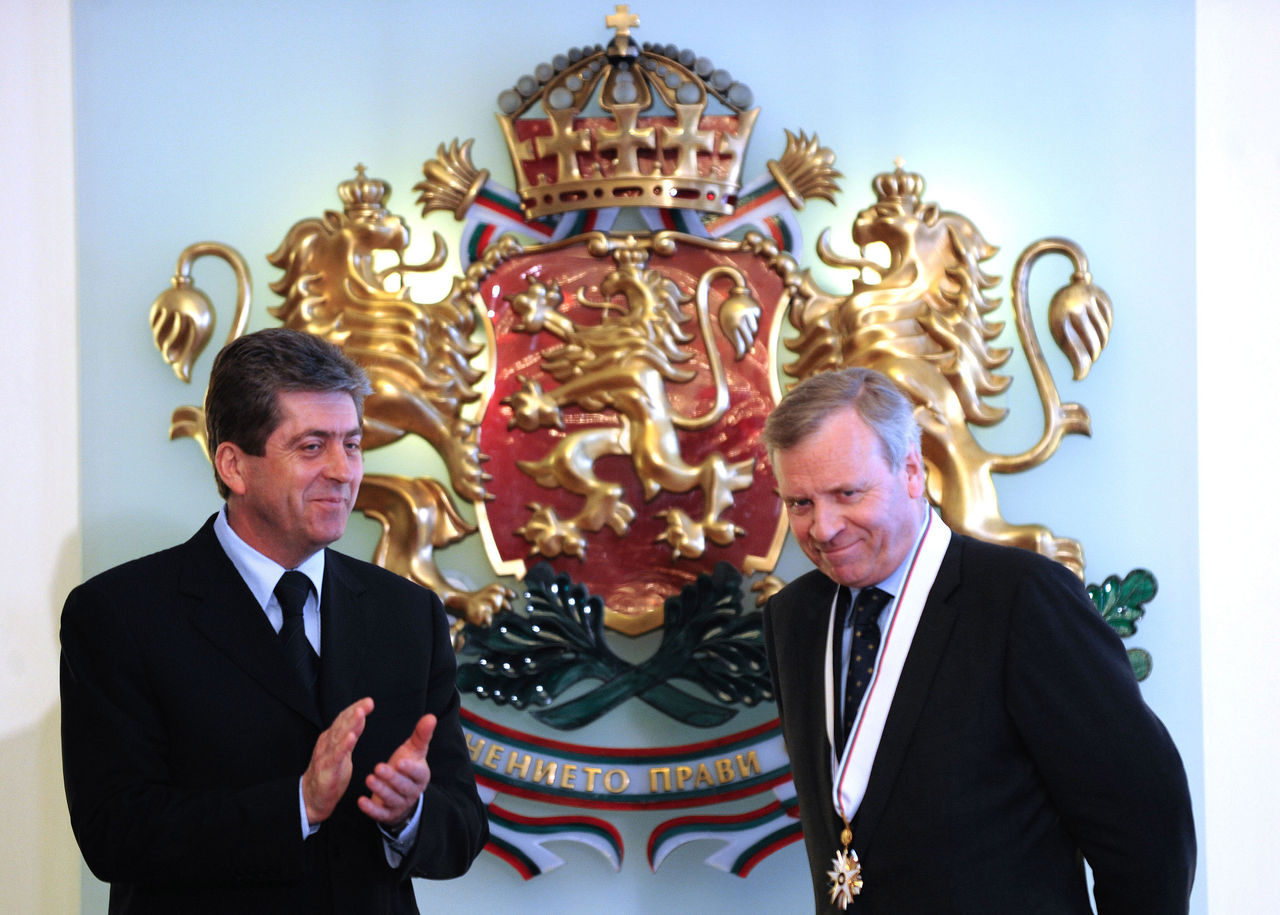 Bulgarian President Georgi Parvanov (L) applauds NATO Secretary General Jaap de Hoop Scheffer (R) after he was awarded with the highest Bulgarian distinction, the Stara Planina Order in Sofia on April 23, 2009.   Jaap de Hoop Scheffer was given the award during what is to be his last visit to Bulgaria as NATO Secretary General. AFP PHOTO / DIMITAR DILKOFF



© VAN PARYS MEDIA
