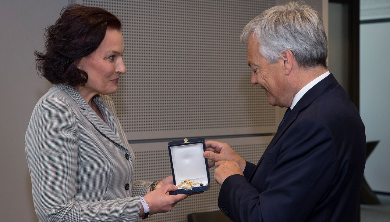 Csilla Wurtz gets Belgian order.