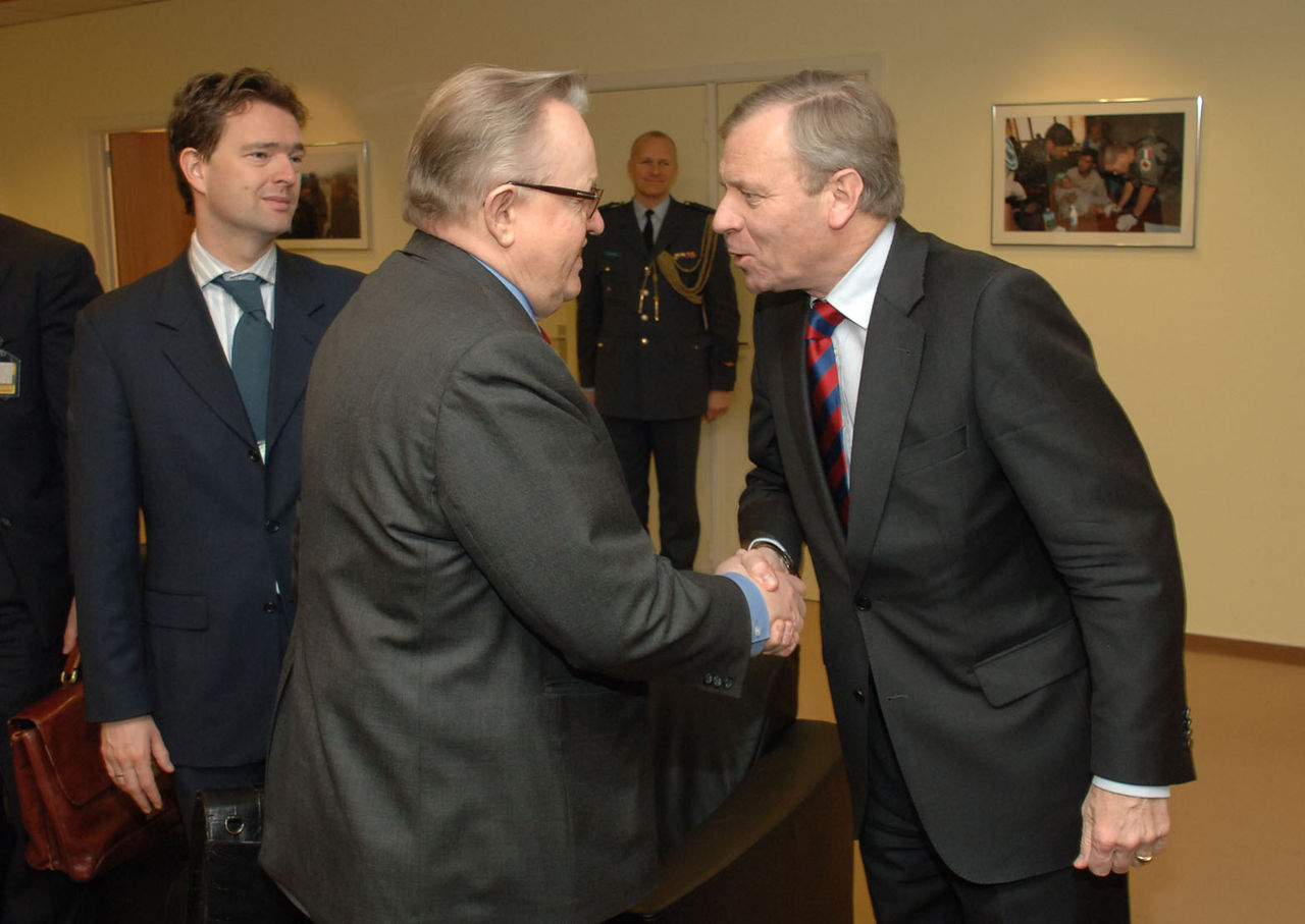 b070216b
16th February 2007
Visit to NATO by the United Nations Secretary General Special Envoy for the Future Status Process for Kosovo, Mr. Martti Ahtisaari.
Right: Martti Ahtisaari (United Nations Secretary General Special Envoy for the Future Status Process for Kosovo) shaking hands with NATO Secretary General, Jaap de Hoop Scheffer.
