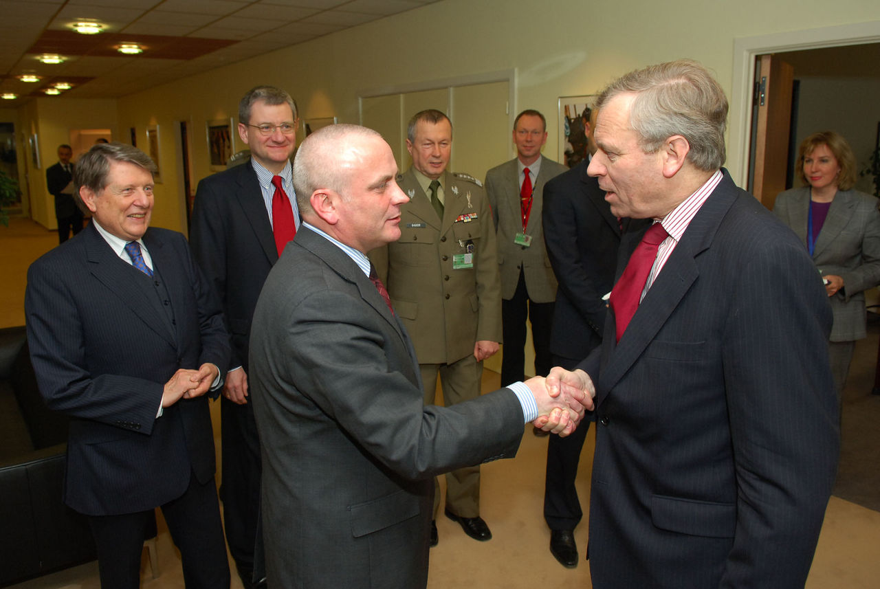 b070220a
20th February 2007
Visit to NATO by Defence Minister of Poland.
Aleksander Szczyglo
Left to right: Aleksander Szczyglo (Defence Minister of Poland) shaking hands with NATO Secretary General, Jaap de Hoop Scheffer.
