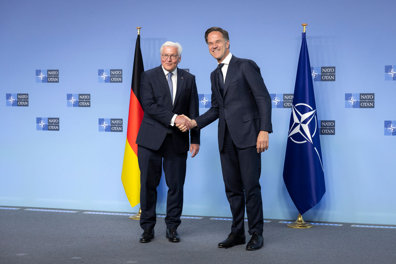 A ceremony to mark the 70th anniversary of Germany’s accession at NATO Headquarters in Brussels.
Wreath-laying ceremony by the NATO Secretary General and Germany’s Federal President
Handshake between the NATO Secretary General and Germany’s Federal President  
Germany’s Accession 70th Anniversary Celebration 