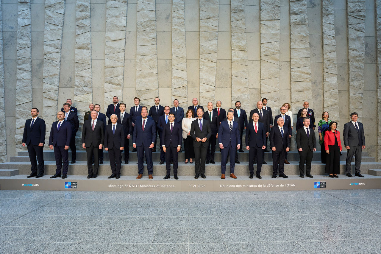 Family photo of the NATO Ministers of Defence