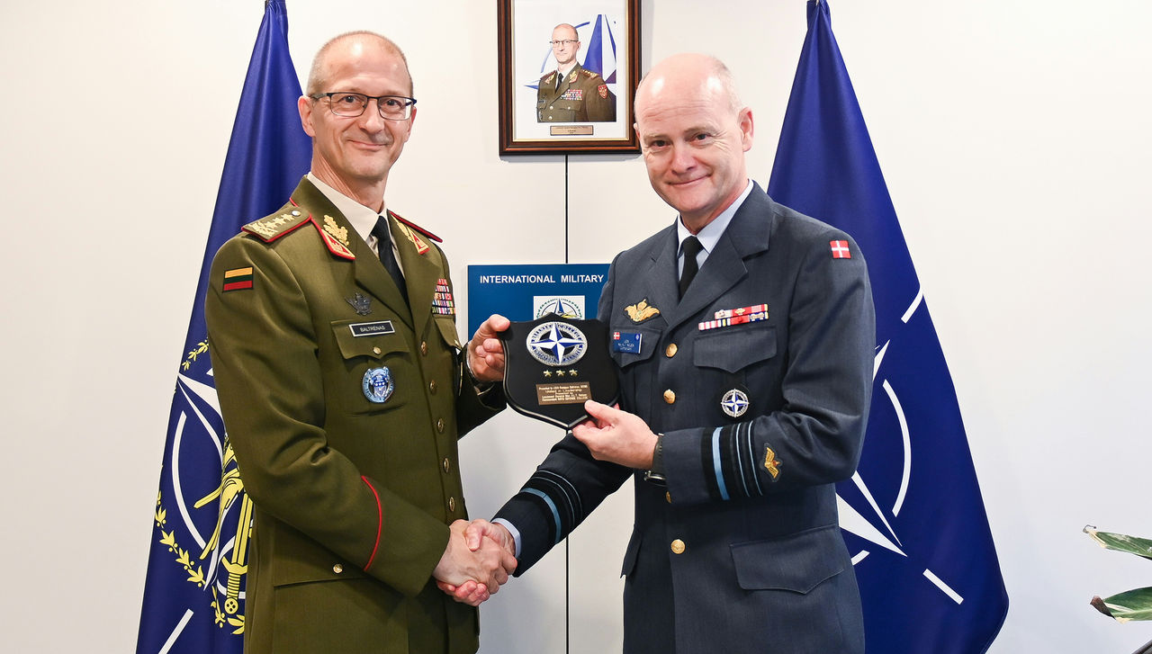 Director General of International Military Staff (DGIMS) Lieutenant General Remigijus Baltrėnas meets with NATO Defense College Commandant and the students