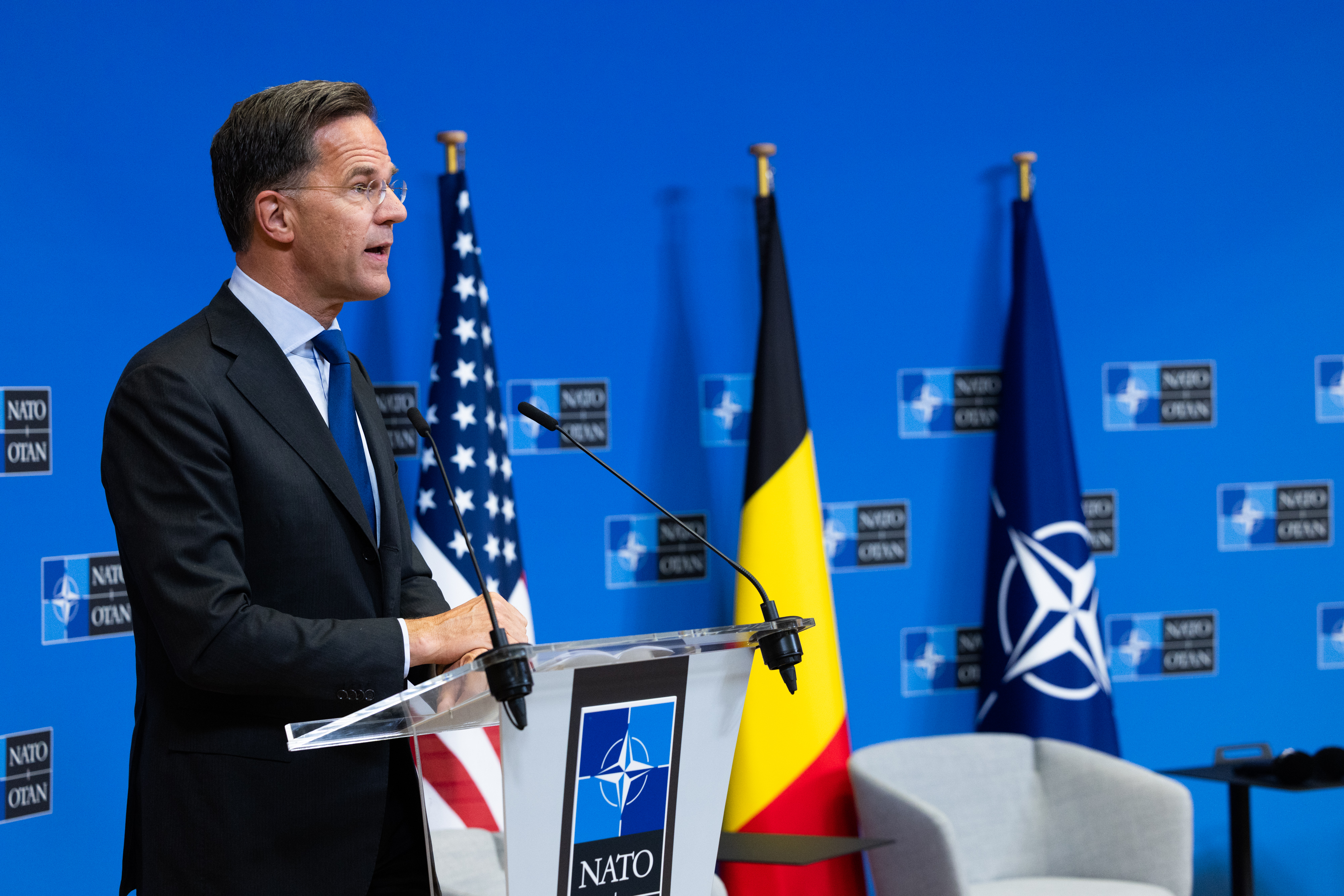 NATO:s generalsekreterare Mark Rutte talar vid ett podium framför NATO-logotypen.